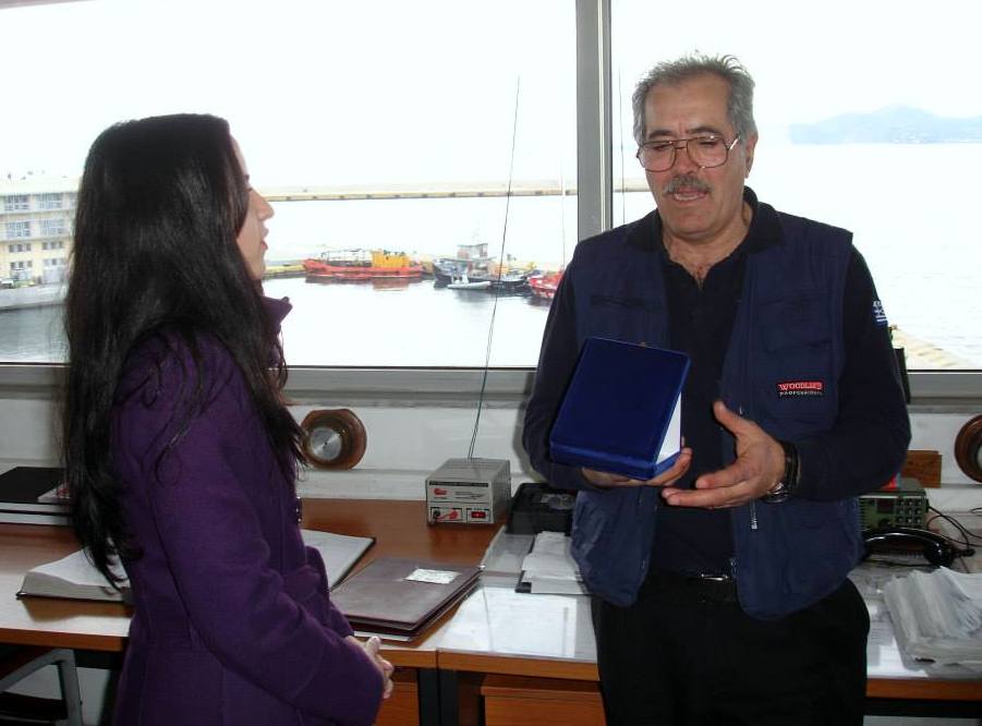 Απονομή αναμνηστικής πλακέτας στον κ. Γεώργιο Κασμά από την Πλοηγική Υπηρεσία Πειραιά